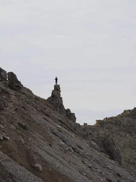 Joven Excursionista Turístico Pie Torre Pináculo Pilar Piedra Roca Montaña — Foto de Stock