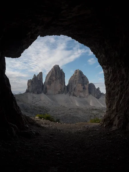 Cave Fönster Utsikt Över Tre Cime Lavaredo Topp Topp Alpina — Stockfoto