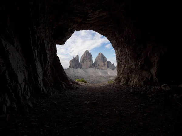 Grotte Vue Fenêtre Tre Cime Lavaredo Sommet Sommet Montagne Alpine — Photo
