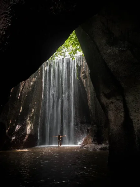 Tânără Femeie Călătoare Pădurea Tropicală Secretă Ascunsă Peșteră Peșteră Canion — Fotografie, imagine de stoc