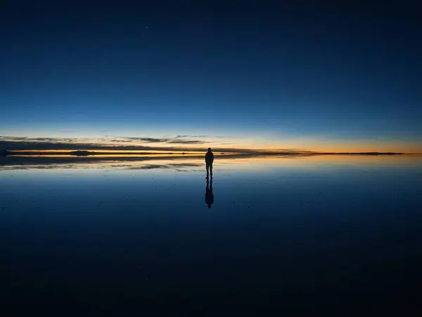 Ein Isolierter Männlicher Tourist Genießt Das Sonnenaufgangspanorama Auf Dem Salar — Stockfoto