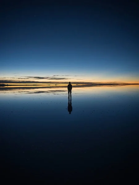 Ein Isolierter Männlicher Tourist Genießt Das Sonnenaufgangspanorama Auf Dem Salar — Stockfoto