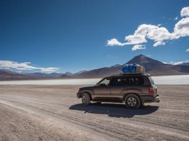 Cip araç taşıma aracı Laguna Verde Blanca beyaz yeşil göl Uyuni turu Bolivya Şili And Dağları Güney Amerika