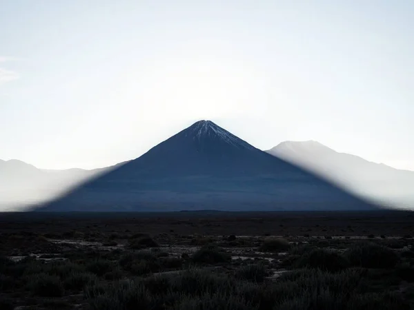 Landschaft Panoramablick Auf Den Kegelförmigen Vulkan Bergsilhouette Licancabur Bolivien Chile — Stockfoto