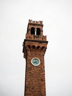 Torre dell Orologio tuğlalı kilise çan kulesinin Murano Venezia Venezia Veneto İtalya 'daki Campo Santo Stefano' daki yakın görüntüsü.
