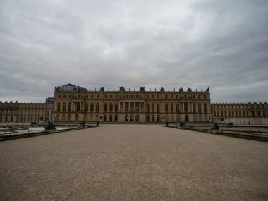 Paris Fransa yakınlarındaki Parterre du Midi bahçe parkından Versailles Kalesi mimarisinin arka cephe manzarası