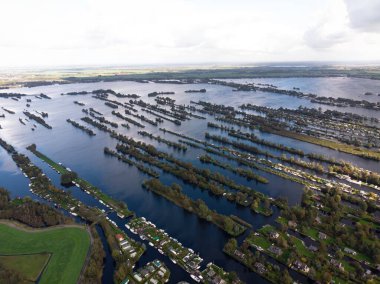Achterbos Baambrugse Zuwe adlı binlerce ada kanalı bulunan Vinkeveense Plassen Gölü 'ndeki evlerin hava manzarası Amsterdam ve Utrecht, Hollanda Avrupa