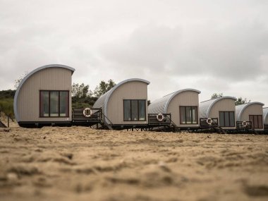 Kum plajı Breezand 'daki sahil evleri manzaralı Vrouwenpolder Veere Zeeland Hollanda Kuzey Denizi Avrupa