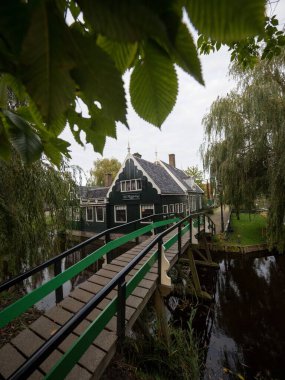 Zaanse Schans Zaandijk Amsterdam Kuzey Hollanda Avrupa 'daki Zaan Nehri Kanalı' ndaki geleneksel ahşap çiftlik evi binasının manzara manzarası