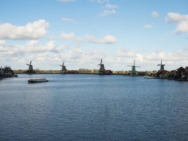 Zaanse Schans Zaandijk Amsterdam Kuzey Hollanda Avrupa 'daki Zaan Nehri Kanalı' ndaki geleneksel ahşap çiftlik evi binasının manzara manzarası