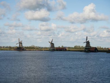 Zaanse Schans Zaandijk Amsterdam Kuzey Hollanda Avrupa 'daki Zaan Nehri Kanalı' ndaki geleneksel ahşap çiftlik evi binasının manzara manzarası