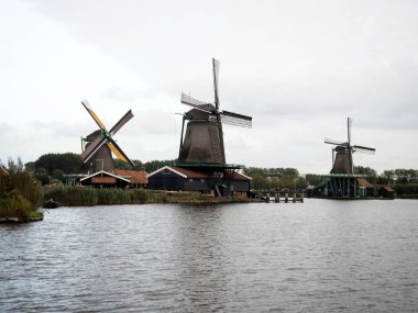 Zaanse Schans Zaandijk Amsterdam Kuzey Hollanda Avrupa 'daki Zaan Nehri Kanalı' ndaki geleneksel ahşap çiftlik evi binasının manzara manzarası