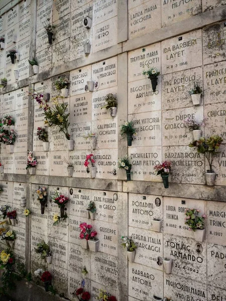 Closeup View White Graveyard Tomb Stone Decorated Flowers San Michele — Stock Photo, Image