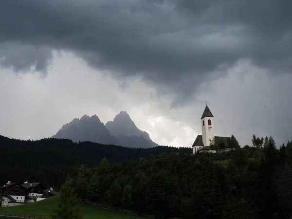 Kościół Hilltop Chiesa Santa Maddalena Dolomitami Panorama Górska Versciaco Sopra — Zdjęcie stockowe