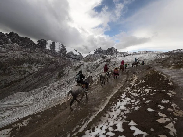 Grupo Turistas Caballo Través Del Paisaje Nevado Invierno Sendero Vinicunca — Foto de Stock