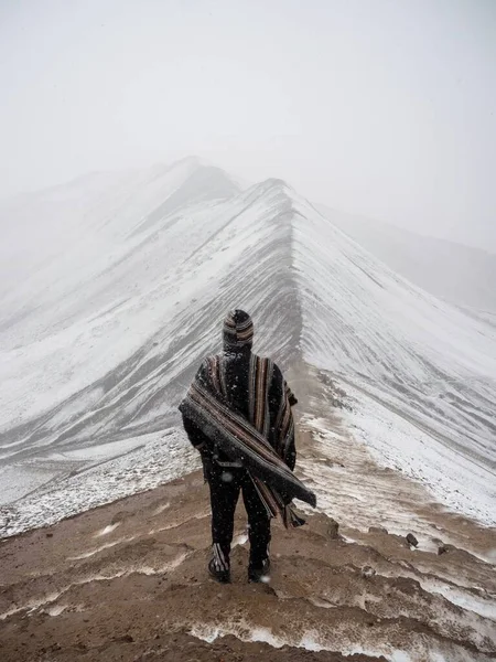 Jovem Turista Típico Poncho Roupa Tradicional Indígena Frente Neve Coberto — Fotografia de Stock