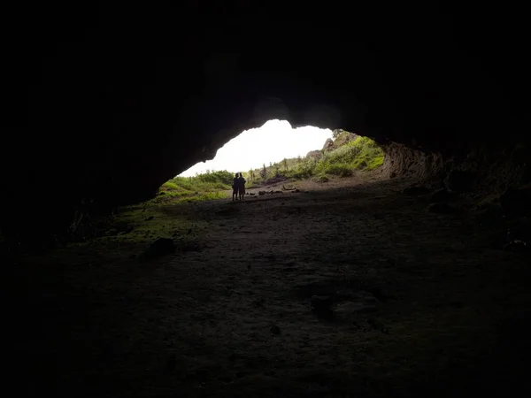 Silueta Dos Personas Pie Cueva Del Refugio Roca Oscura Negra — Foto de Stock