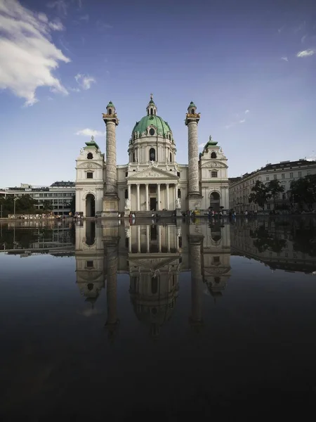 Fuente Agua Estanque Espejo Reflejo Panorama Antigua Iglesia Romana Católica — Foto de Stock