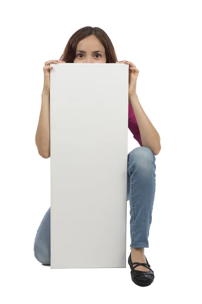 Vrouw presenteren een lege witte reclamebord voor advertentie — Stockfoto