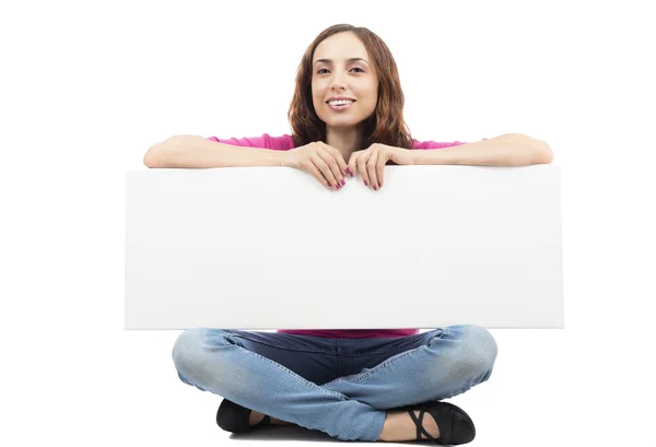 Mujer joven sonriente con una cartelera para publicidad —  Fotos de Stock