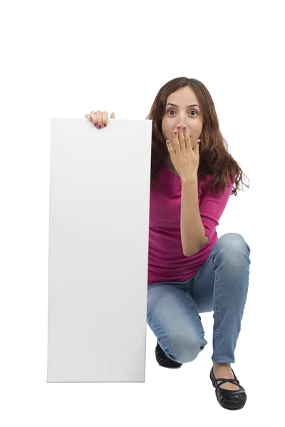 Mulher segurando um banner de publicidade com uma expressão chocada — Fotografia de Stock