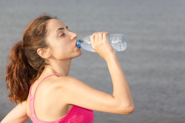 sporcu kadın içme suyu açık havada