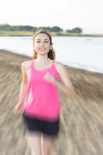 Sahilde jogging yapan kadınla — Stok fotoğraf