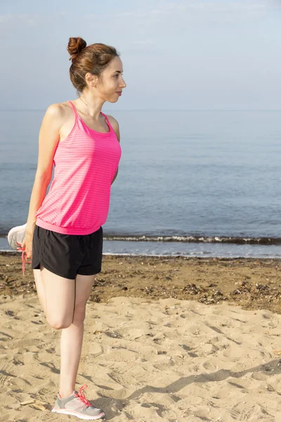 Fitness-Frau streckt ihre Hüften beim Outdoor-Training — Stockfoto