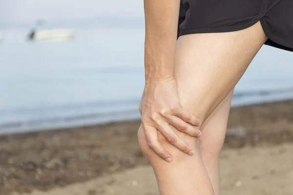 Боль в коленях во время пробежки — стоковое фото