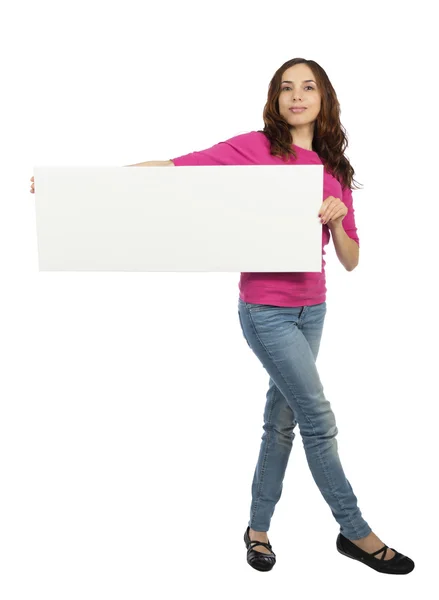 Молодая женщина показывает рекламный плакат с копирайтом — стоковое фото