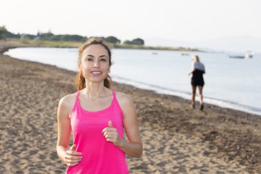 aktif kadın tarafından beach koşu