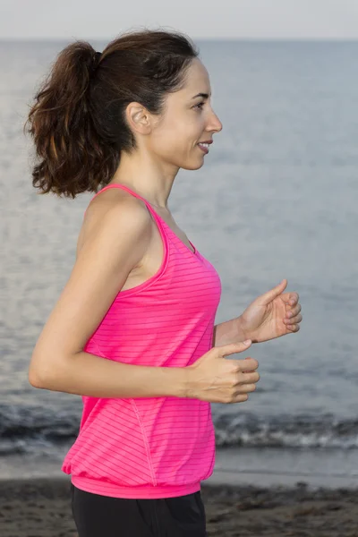 Sahilde koşu genç jogging yapan kadın — Stok fotoğraf