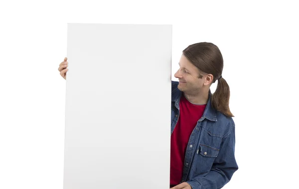 Homem adulto olhando para um cartaz de marketing em branco — Fotografia de Stock