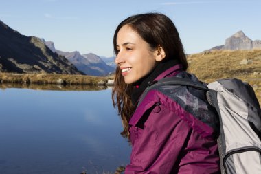 Kadın sonbaharda bir yürüyüş gezisi