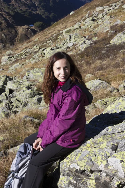 岩の上で休憩を作る若い女性ハイカー — ストック写真