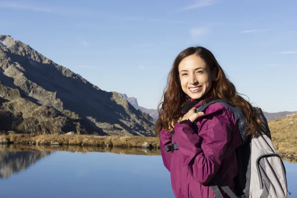 年轻的徒步旅行者女人在秋天享受大自然 — 图库照片