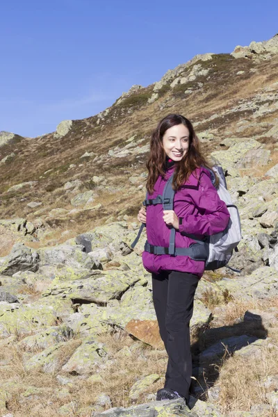 Woman on mountain hiking — Stock Photo, Image