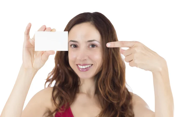 Mulher sorridente apontando para um cartão de visita em branco — Fotografia de Stock