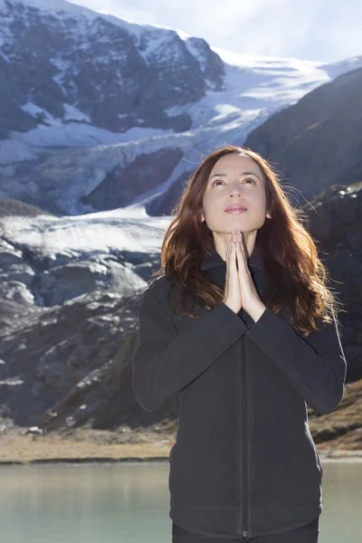 Meditál fiatal nő előtt egy gleccser — Stock Fotó