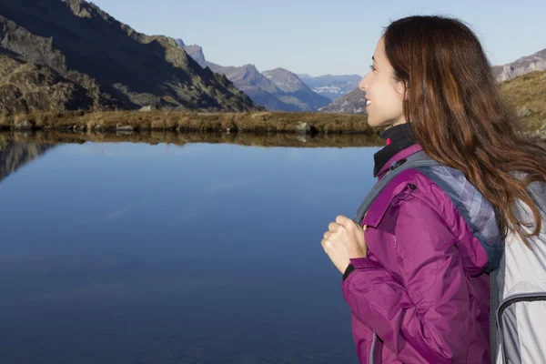 徒步旅行者女人看山景观 — 图库照片