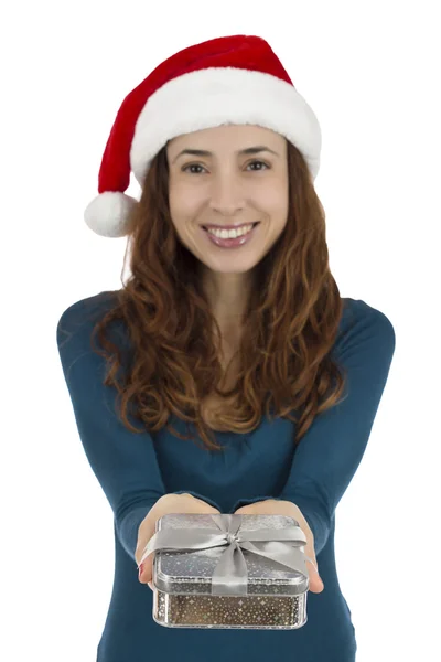 Femme de Noël présentant une boîte cadeau — Photo