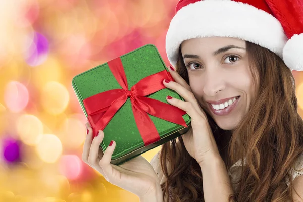 Primer plano de la mujer de Navidad con una caja de regalo — Foto de Stock