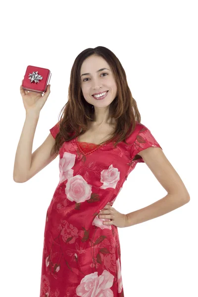 Mujer sonriente mostrando una caja de regalo — Foto de Stock