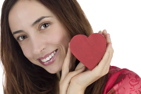 Close up de mulher com um coração vermelho — Fotografia de Stock