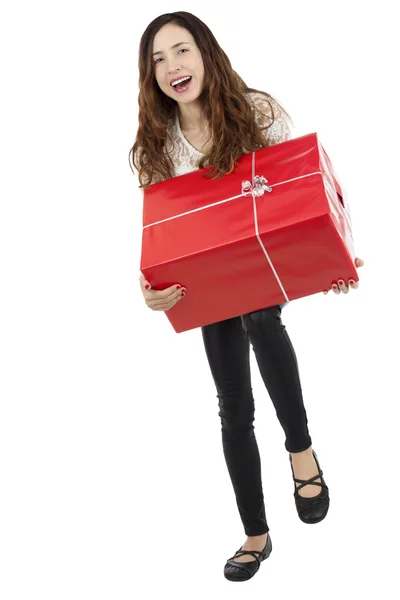 Mujer divertida llevando pesada caja de regalo —  Fotos de Stock