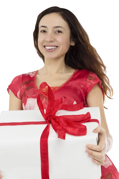 Frau zeigt Geschenkpaket — Stockfoto