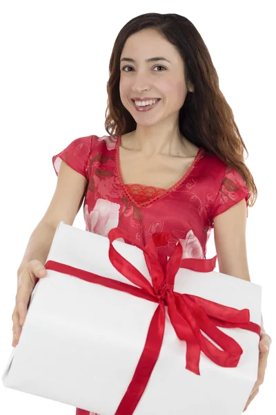Valentinstag und Liebe Frau trägt ein Geschenkpaket — Stockfoto