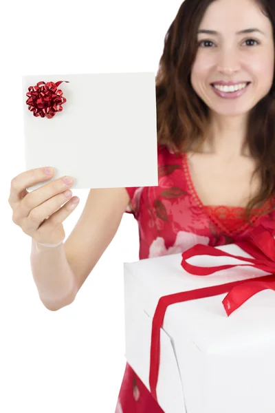 Mujer de tarjeta de regalo con una caja de regalo — Foto de Stock