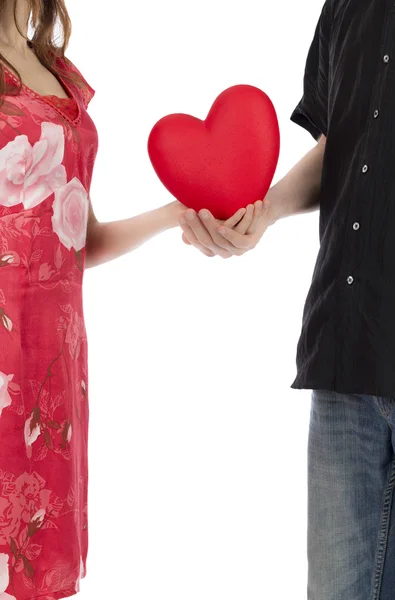 Pareja de la mano sosteniendo un corazón rojo — Foto de Stock