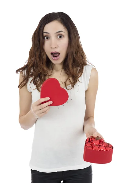 Walentynki-dzień kobieta zaskoczony o pudełko w kształcie serca choco — Zdjęcie stockowe